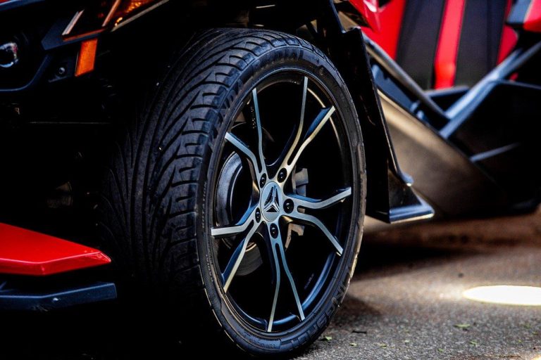 Auto reparatie Tilburg - monteur aan het werk in professionele autogarage voor betrouwbare autoherstel