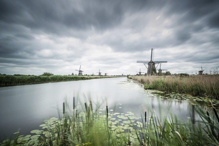 Home Luxe safaritent bij Vodatent met comfortabele inrichting en ruim buitenterras omgeven door natuurlijke omgeving