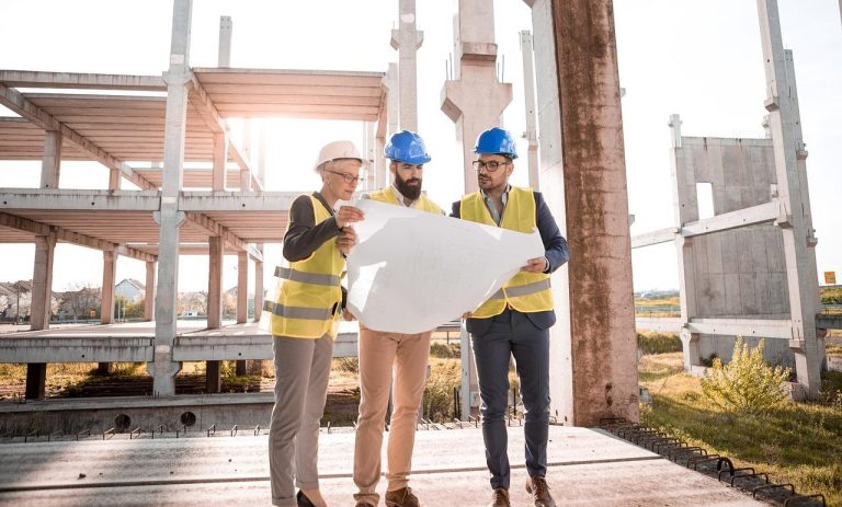 Professional werkt veilig op hoogte met ladder en beschermende uitrusting, essentiële elementen voor veilig en efficiënt werk