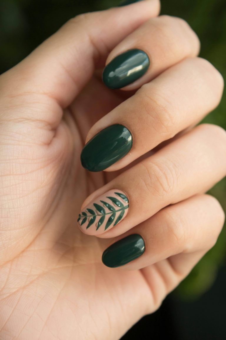 Home Professionele mani- en pedicure behandeling met gezonde, glanzende nagels aan handen en voeten